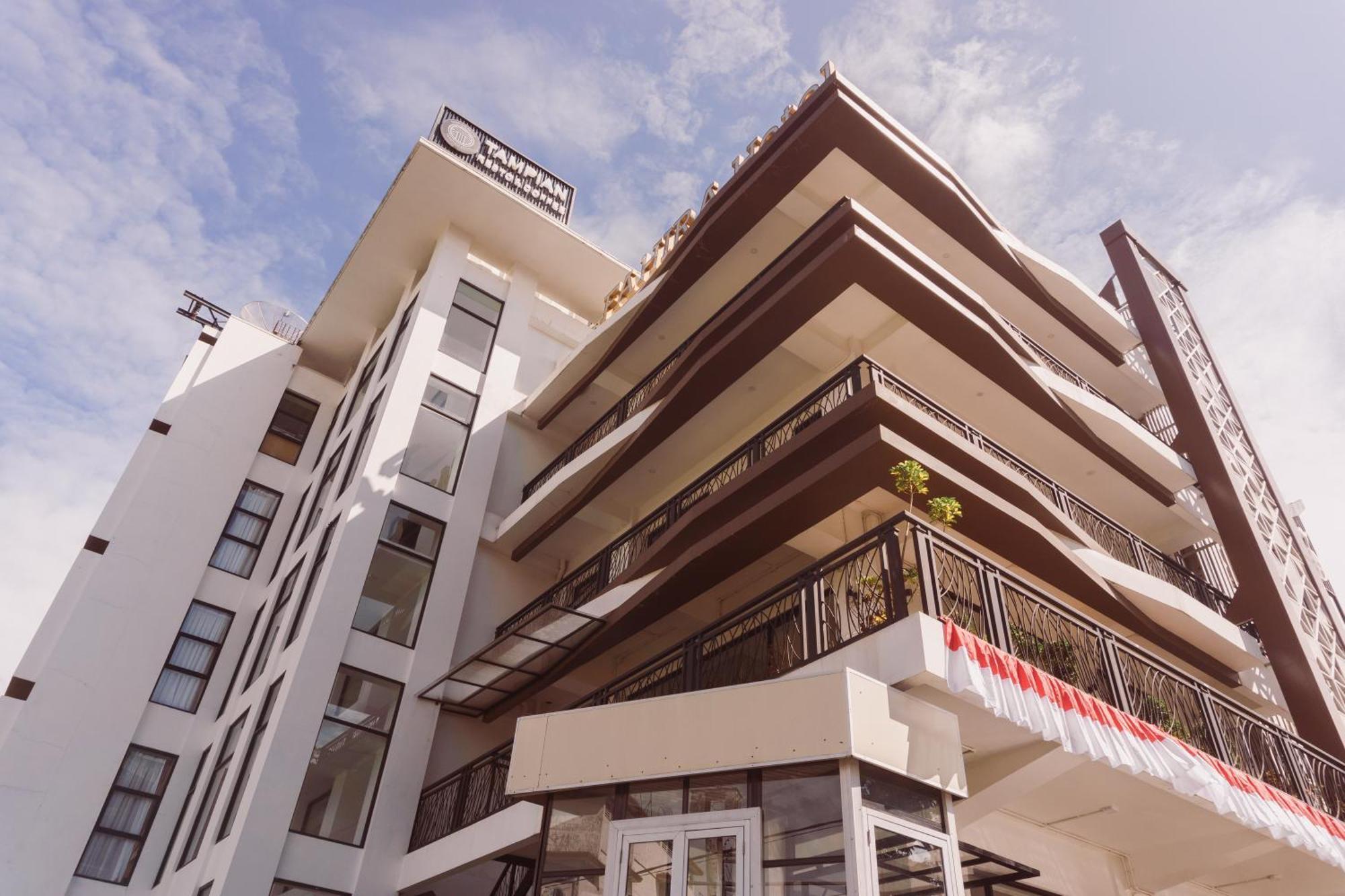 Fahira Hotel Syariah Букитинги Екстериор снимка
