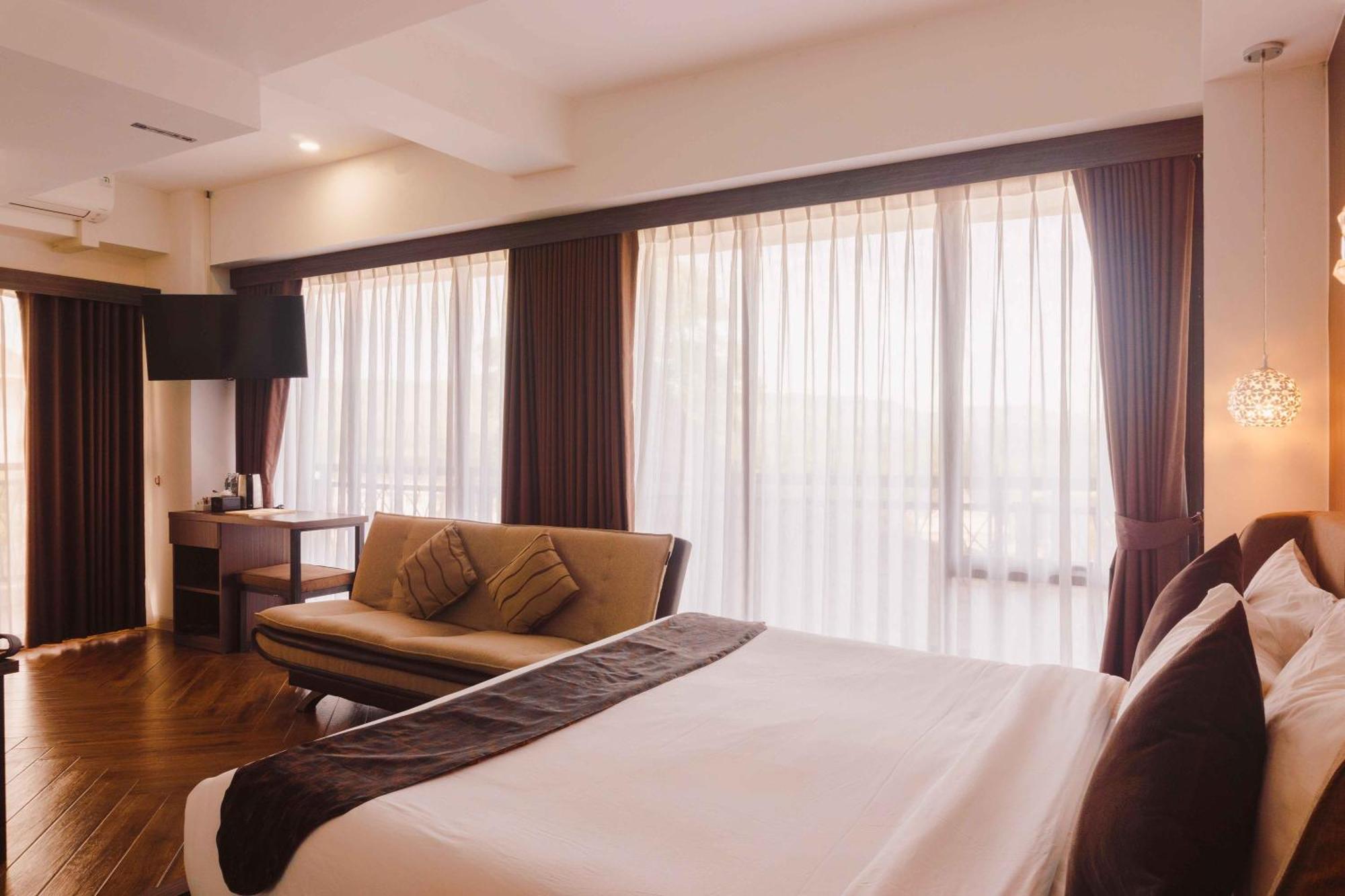 Fahira Hotel Syariah Букитинги Екстериор снимка