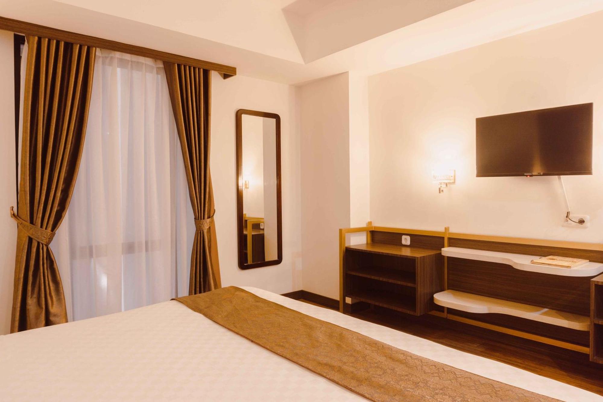 Fahira Hotel Syariah Букитинги Екстериор снимка